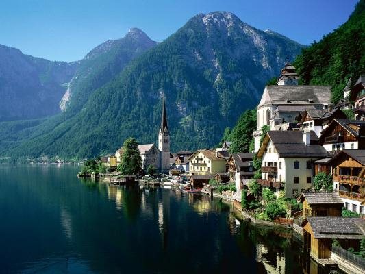 Hallstatt met bergen op achtergrond